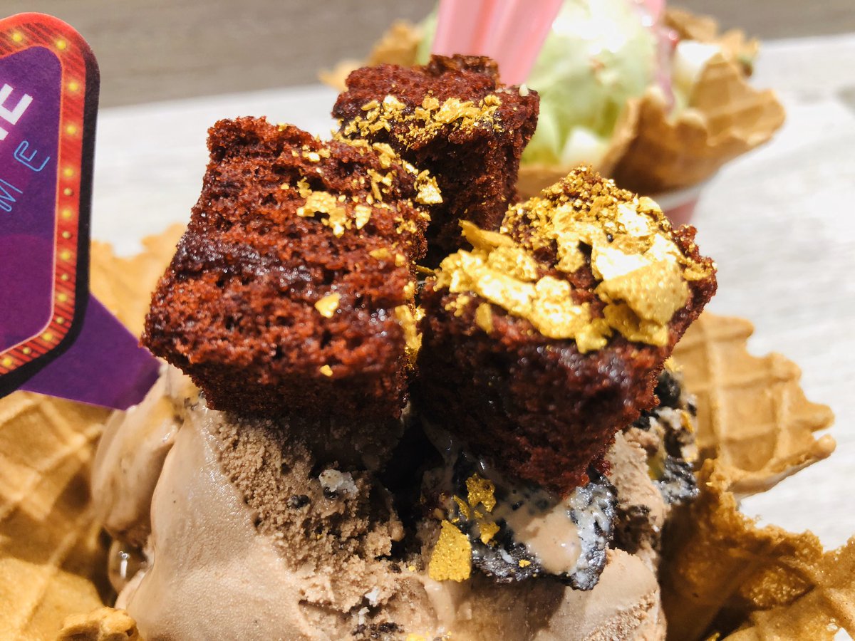 yomo_renzoku's tweet photo. Coldstone
-
巧克金聖誕$190
-
昨天打字到一半睡著又斷更了((土下座<(_ _)>
下次記得不要躺在床上更新
-
很甜很好吃
冰淇淋跟OREO餅乾絕配
上面灑的金色碎片也蠻美的♡(*´∀｀*)♡
-
#酷聖石 #酷聖石冰淇淋 #coldstone #coldstoneicecream #巧克金聖誕 https://t.co/QefKWfoZQC