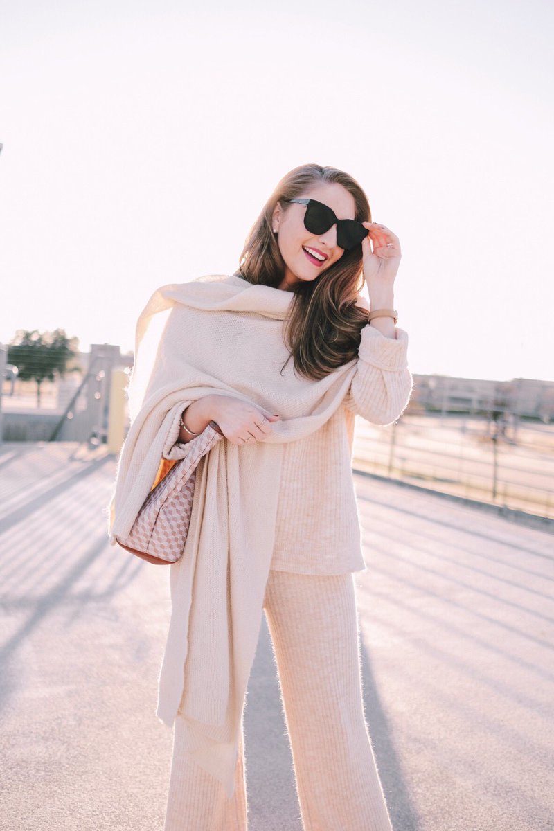 madelinemittel's tweet photo. No place like home for the holidays 🎄❤️ This chic sweater set has been my travel uniform lately and you’ll never guess where it’s from #sweaterset #airportstyle #homefortheholidays
Outfit details: https://t.co/dTCaTaRlhy https://t.co/TSZ8OWI8Hn