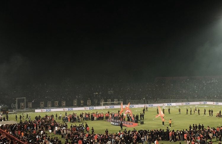 Northsideboys12's tweet photo. Sejatinya cinta yang kami persembahkan hanya di atas tribun, dan tanpa alasan apapun hanya tribun yang menjadi tempat untuk kami merayakan semuanya~
STAND YOUR GROUND! https://t.co/y2PJEfWSUb