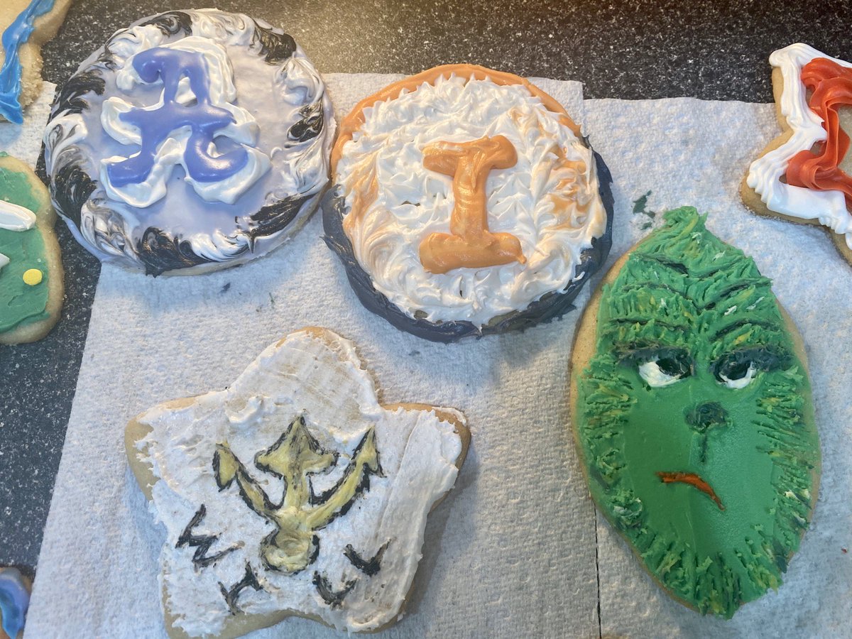 zoe_caryl's tweet photo. Family Christmas sugar cookies 2019 @firstmayo @IlliniSB @rktaylor12 @T_High_Barstool MERRY WILLMAS. Iykyk https://t.co/4CdRxH4ls9