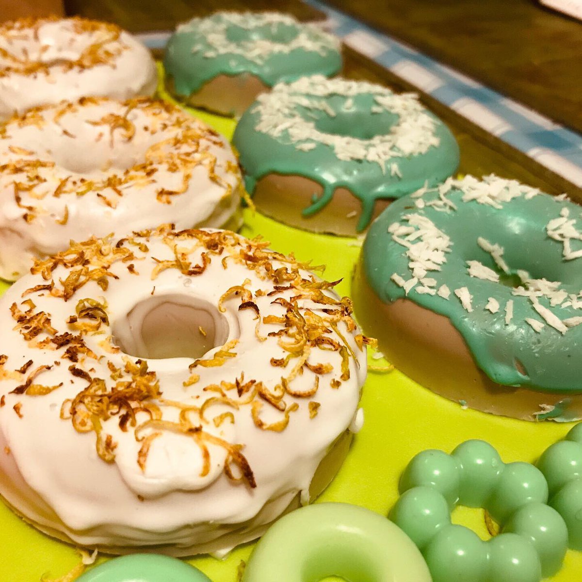 UndergroundChu2's tweet photo. Not art this time, but crafting! First time making soap that I’m going to hand over to my family. Maybe planning to sell them online at cons?? Yay or nay? I really like the tiny cat paw soap that’s perfect size for short travels! #soap #soapmaking #soapbars #fancysoap #catsoap https://t.co/AArD0awbgZ