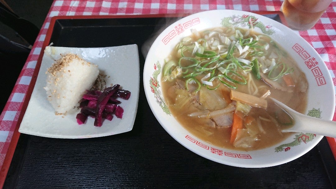 かっちゃん ラーメン490円 おにぎりとサラダも付いてた 吉田のおっちゃんの苗字長井だった またもや店舗は手作り みろくの里 峠 In 善通寺市 香川県 T Co Qfbnxjlme4