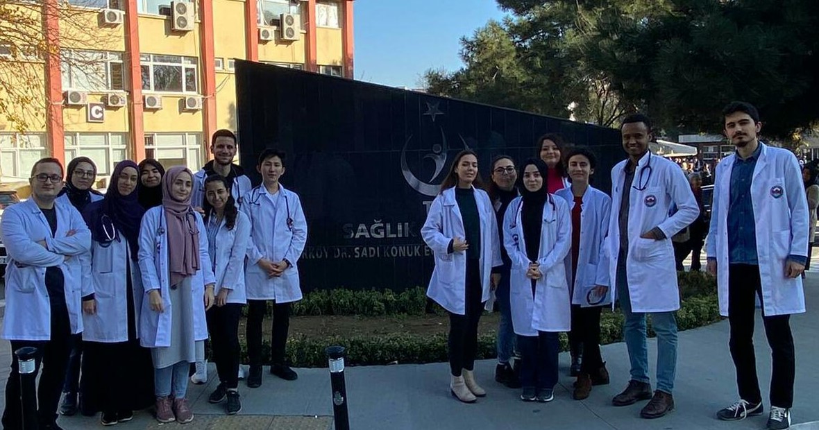 Dönem 4 öğrencilerimiz dönüşümlü olarak staj eğitimlerine devam ediyorlar.