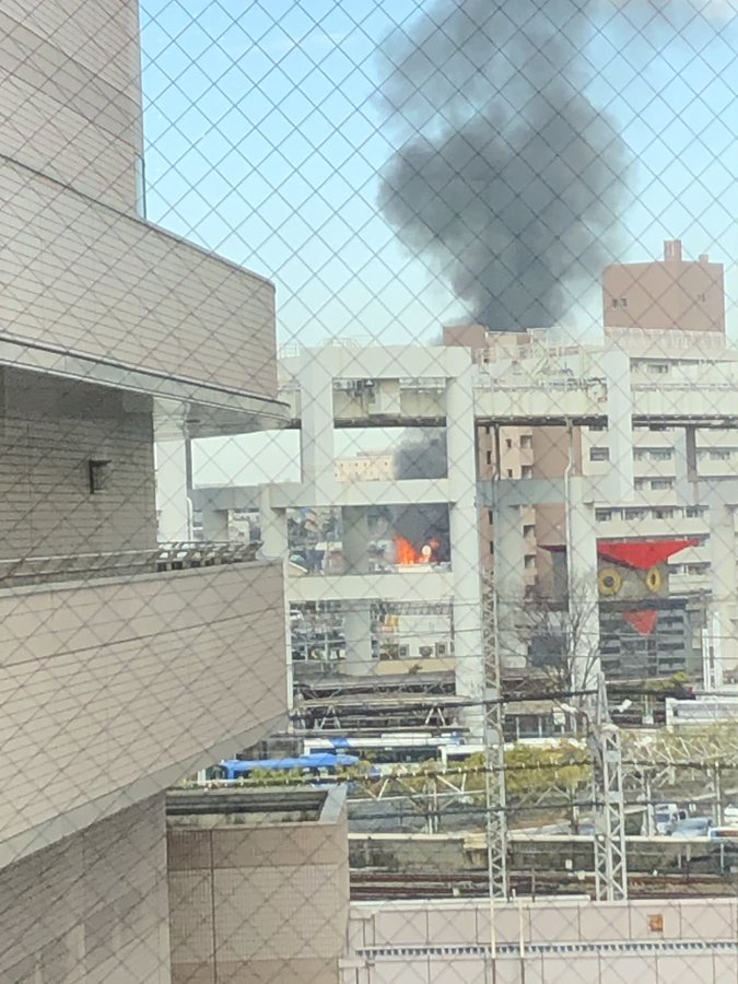 千葉駅付近で火事が起き黒煙が立ち上っている画像