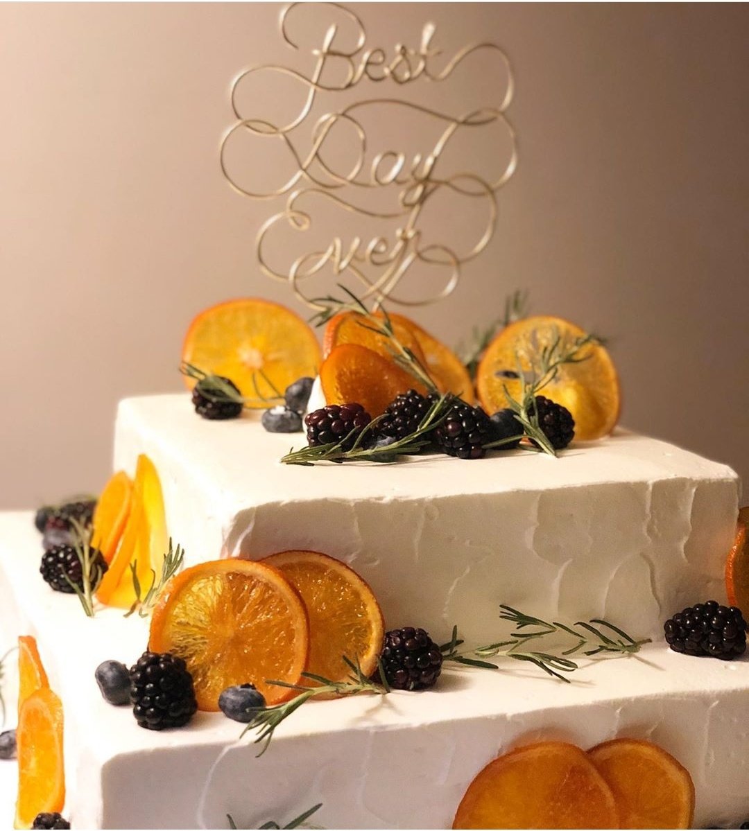 結婚式場 ストーンフォレスト 公式 オレンジ ブラックベリー ワイヤークラフト とってもお洒落な ウェディングケーキ オレンジとブラックベリー ワイヤークラフトの色合いが マッチしています 茨城 水戸結婚式場 挙式 披露宴