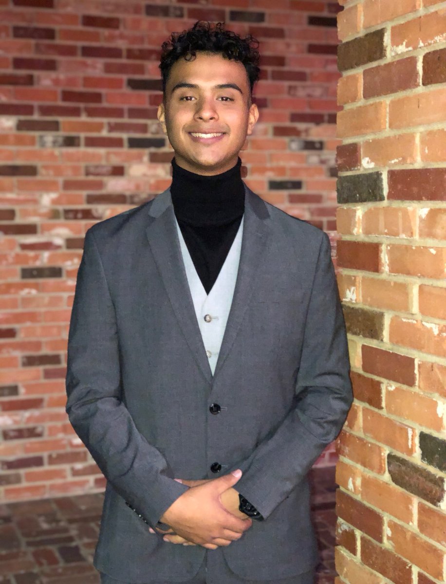 lazzz72's tweet photo. Wished I dressed up more :) #prom2k19 https://t.co/bb4r9dvoiH