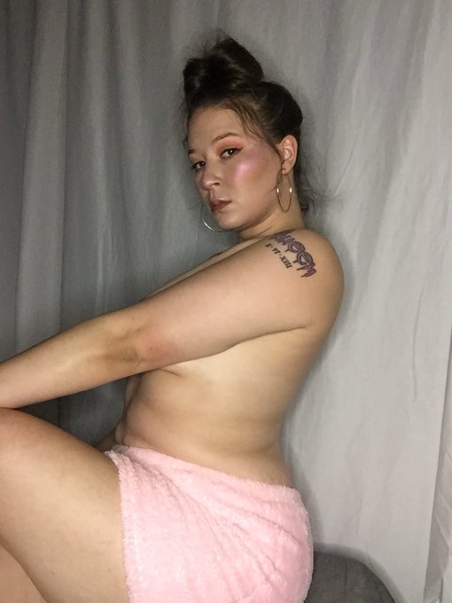 Let&rsquo;s not act like your not thrilled by my attention... you know what to do piggies 🐷 https://t.co/W<a href="/tag/newprofilepic"class="tags"><span>#newprofilepic</span></a>