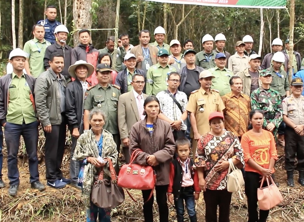tobapulp_id's tweet photo. Hai #sahabattpl!
PT #tpl Tbk bersama masyarakat dan petani Humbang Hasundutan melakukan tanaman kehidupan berupa bibit kemenyan dan tumpang sari di desa Simataniari.
https://t.co/DrIm63zkGv
#simataniari #humbanghasundutan #lestarian #simataniari #goodforcommunity https://t.co/wD9jh99CNy