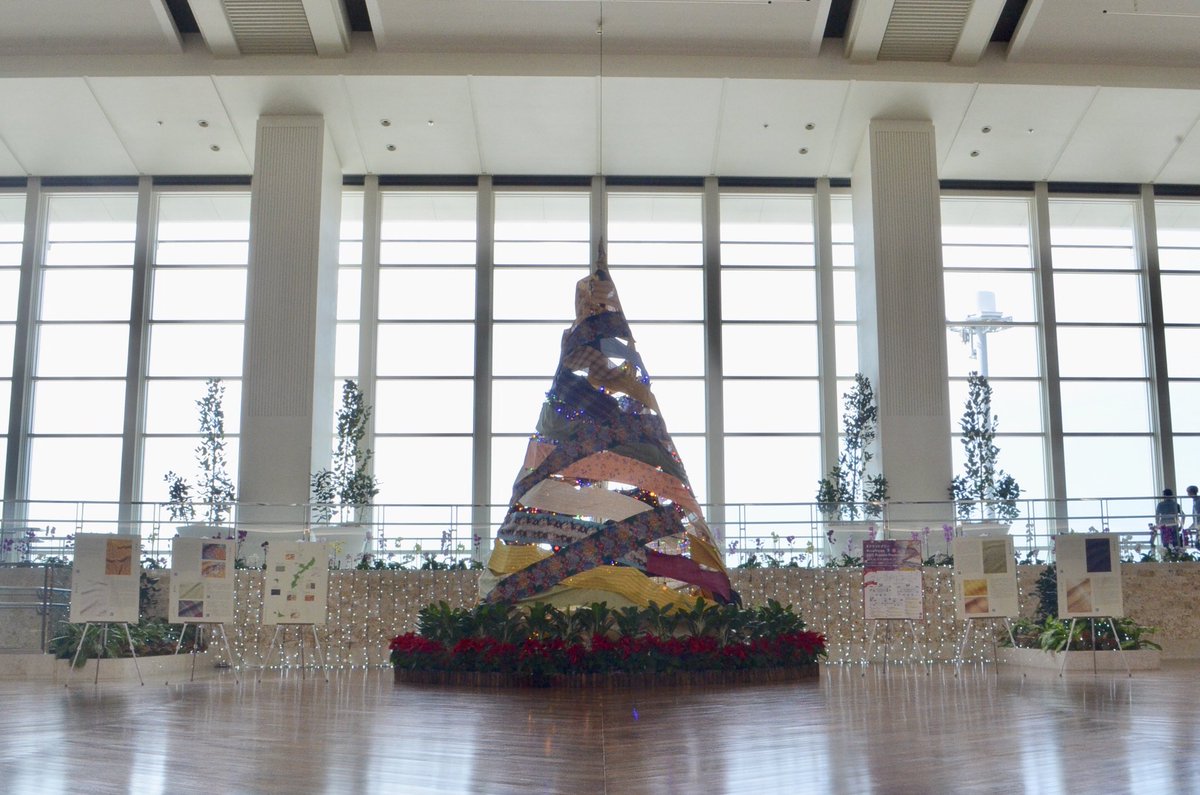 Feel_OKINAWA's tweet image. ＼#那覇空港 ふくぎホールで発見🌟／

【 #クラフトツリー 🎄】

クリスマスツリーですが、木は使われていなさそう😳✨

さっそく細かく見ていきます…📸
#crafttree