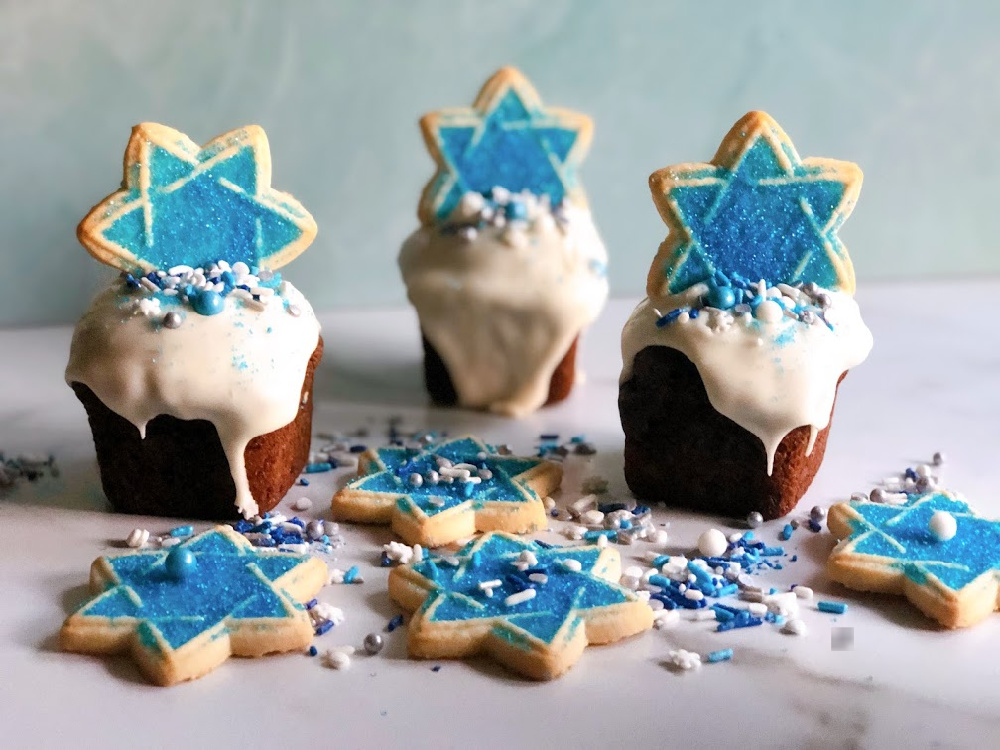 Hanukkah cupcakes with Star of David cookie topper and sprinkles is our suggestion for holiday treats! #hanukkah #easyrecipes #bakingseason bit.ly/2s3pIfi