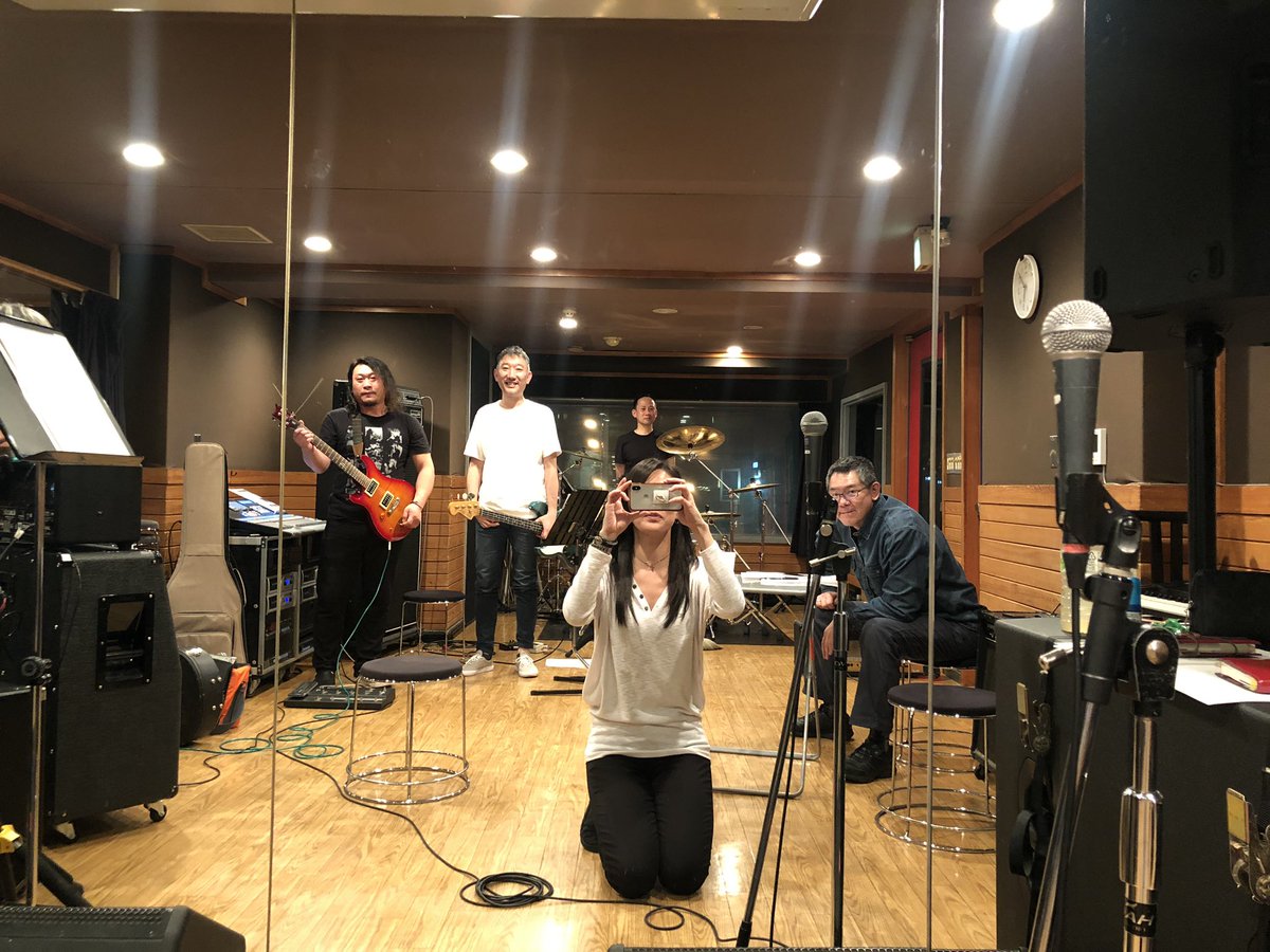 Brocantofficial's tweet photo. 7時間リハーサル🎶に写真撮影🎥
Brocant 1st ミニアルバム、着々と進めています👊🏻👊🏻👊🏻
レコ発ワンマンライブ🎶😊🎶
もうすぐ、皆さんに情報解禁できそうです💕
#Brocant #78Label #栗田信宏 #セキナオタカ #木村篤史 #熊田美和子 https://t.co/SU1GUSIJ8J