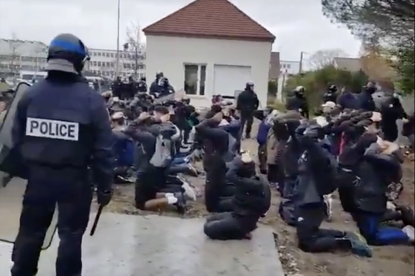 LucioleAntiC's tweet photo. Emmanuel #Macron veut s'inspirer des 3 lycéennes emprisonnées au #Burundi
#Acte19 #ActeXIX #Castaner #Dictature #EmmanuelMacron #GiletsJaunes #Lbd #President #Repression
https://t.co/8voJAyLjaW https://t.co/cLxj4fKiKY