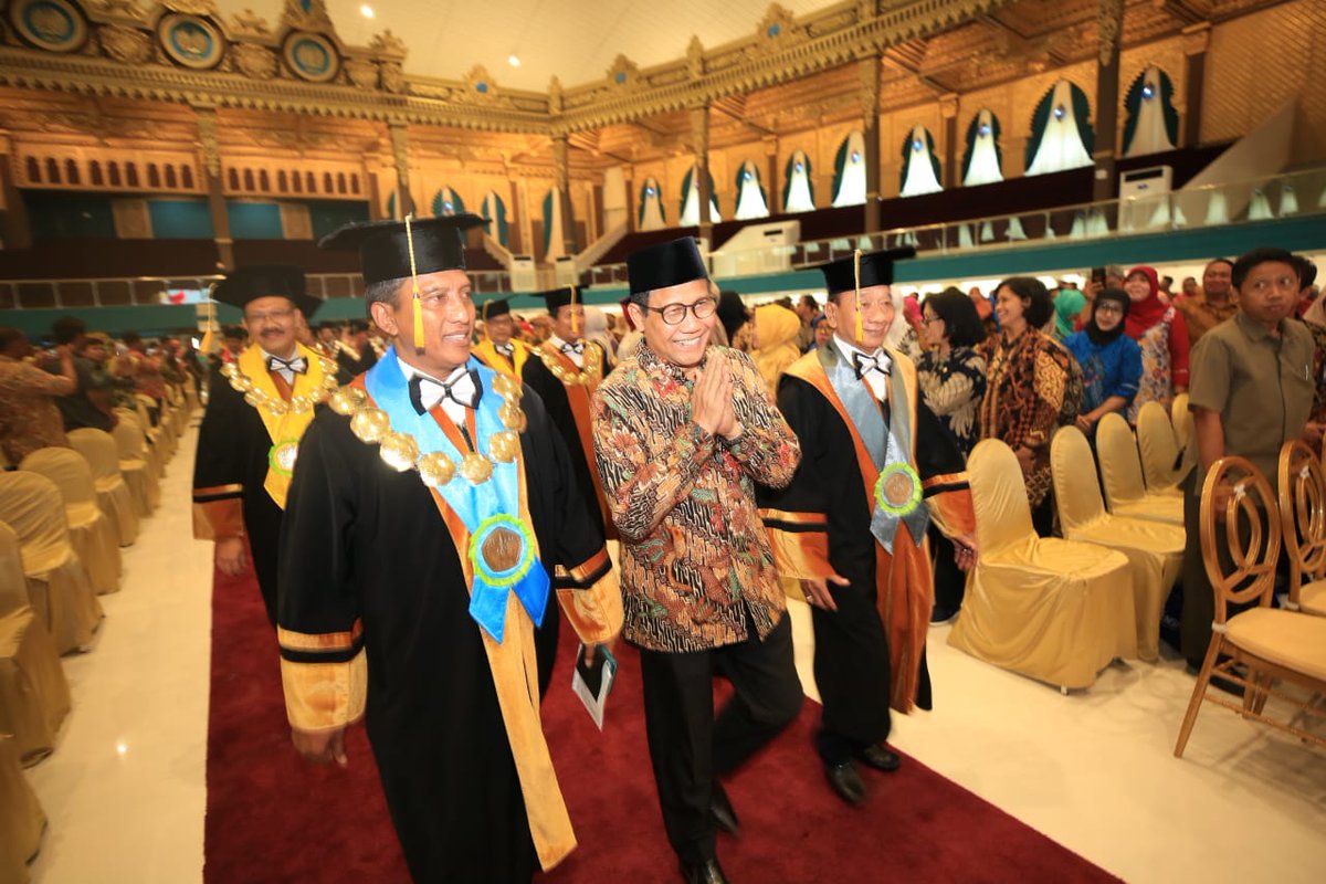 kpw4jatim's tweet photo. Kegiatan orasi ilmiah Menteri Desa PDTT Bapak Abdul Halim Iskandar serta penganugerahan bagi guru difabel pada hari senin di Graha UNESA. #DesaSurga

@jokowi 
@Kiyai_MarufAmin 
@halimiskandarnu 
@anwsanusi 
@imansyukri
@taufikmadjid71
@fachrilabalado 
@AndryDewantoAh1 https://t.co/R8A5RbfCC8