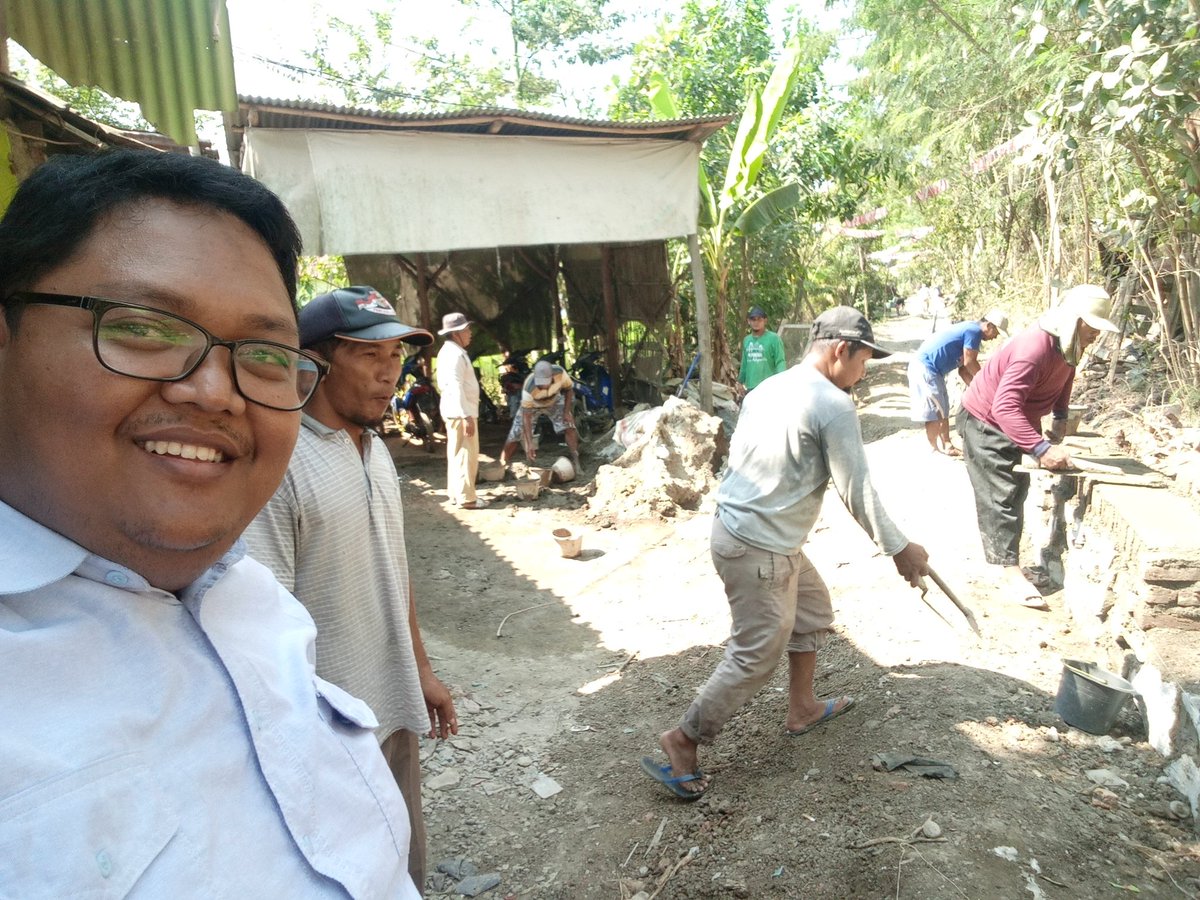 jhn_mijhanur's tweet photo. Desa membangun. Pelaksanaan pembangunan TPT dari Dana Desa
#TPPCERBON
#DesaSurga

@jokowi 
@Kiyai_MarufAmin 
@halimiskandarnu 
@anwsanusi 
@imansyukri
@taufikmadjid71
@fachrilabalado 

 #DesaSurga https://t.co/Ec9o8LYx2B