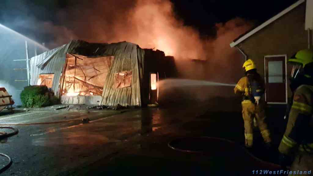 Felle uitslaande brand schuur aan de Oosterdijk in Medemblik..