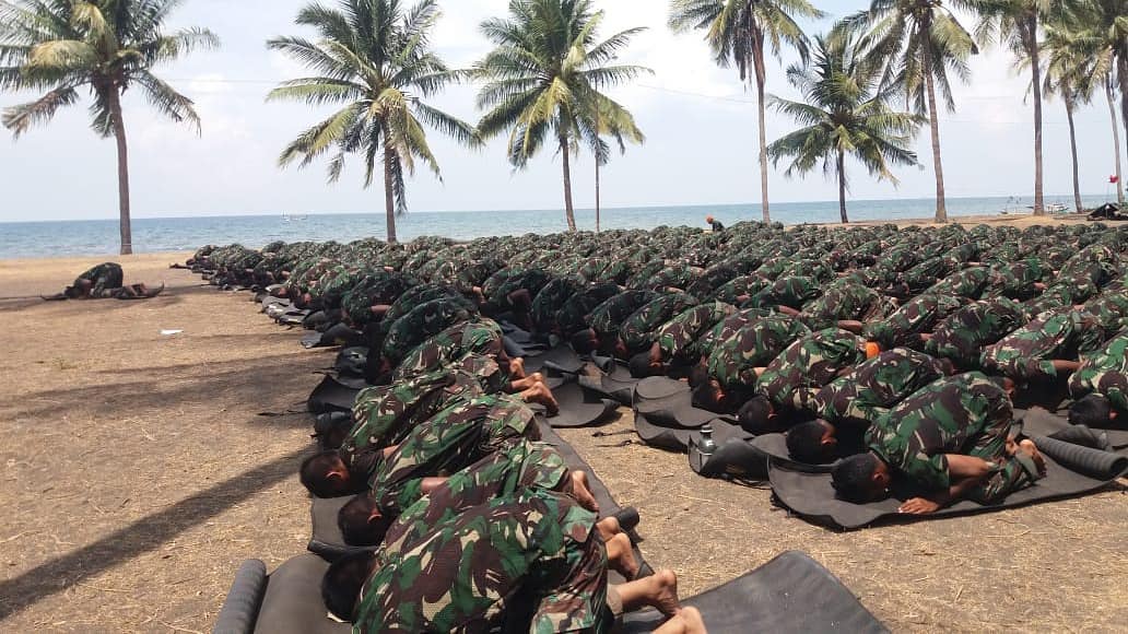 Sesibuk apapun aktifitasnya salat adalah yang utama 
. 
"Selamat menunaikan ibadah salat dzuhur" 😎💂 #Ishoma #TNIProfesionalKebanggaanRakyat