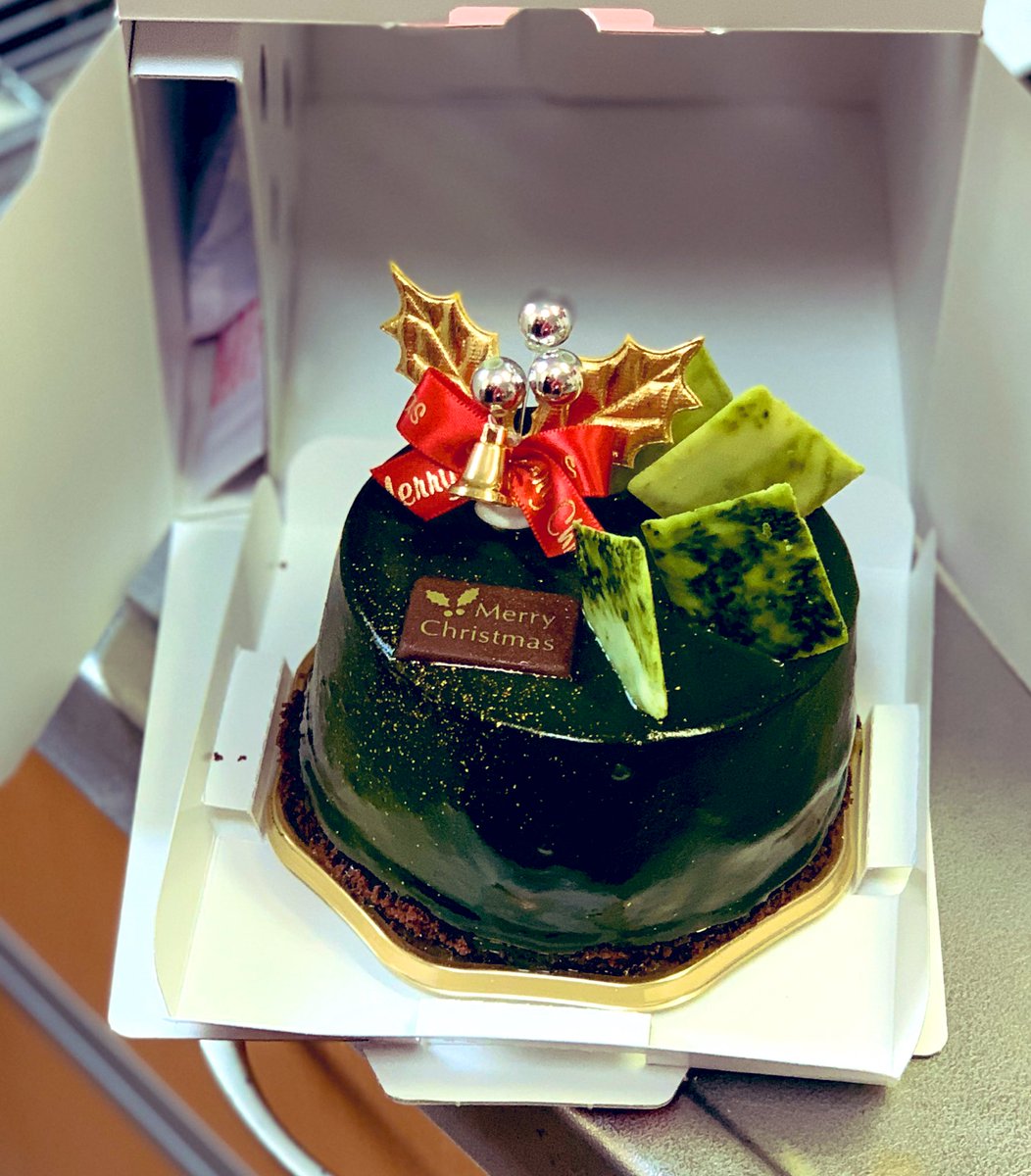 Gindoro 春華堂のケーキ独り占め ホワホワで全然甘くないからパクパク食べれる 美味しすぎる なんだこれ うなぎパイもいいけどケーキもメインで売ってもいいんじゃないか 好き
