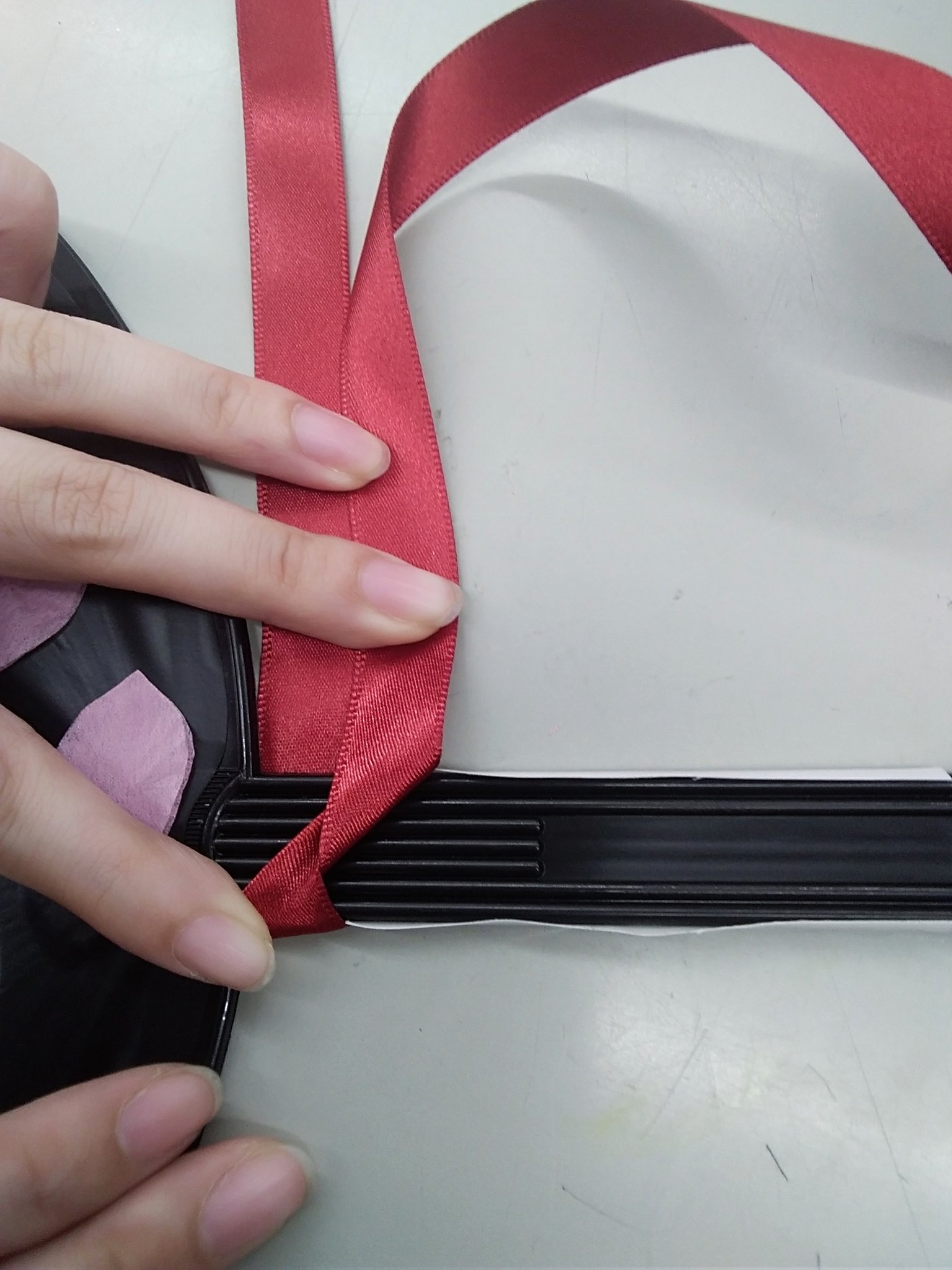 素材館 素材館のリボンでうちわに簡単に柄巻き風リボンを巻いてみましょう リボンを巻く始点やうちわの側面に両面テープを張るとずれなくてやり易いです 素材館 リボン うちわ 柄巻き