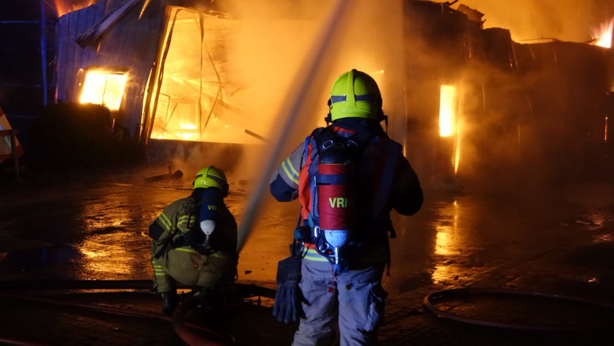 Schuur op bungalowpark Medemblik in vlammen op: Bij een felle, uitslaande brand op een bungalowpark in Medemblik is vanochtend vroeg een schuur verloren gegaan.
