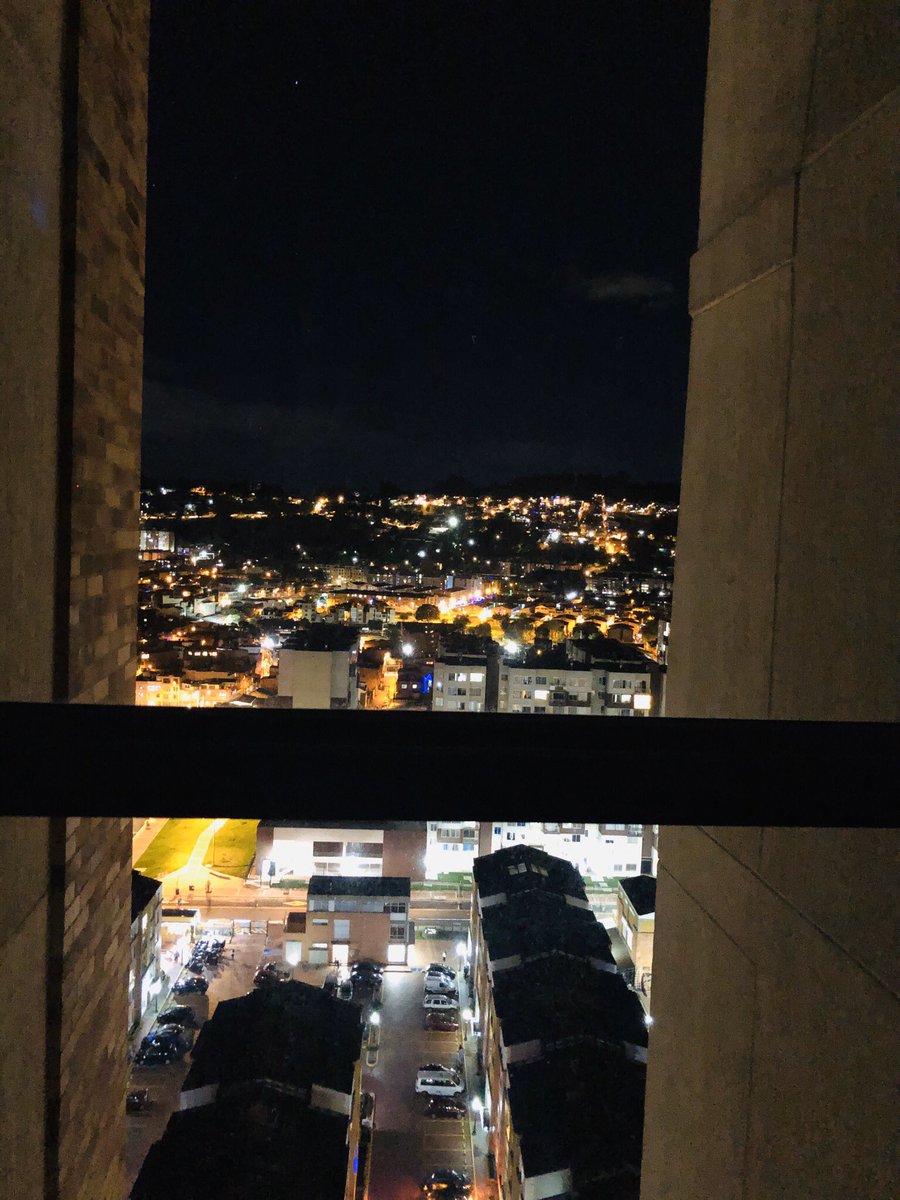 mtrianv's tweet photo. @Faventinaa Vista de mi cuarto, hermosa Bogota ! #piso24 https://t.co/sHP2Zi7ObK