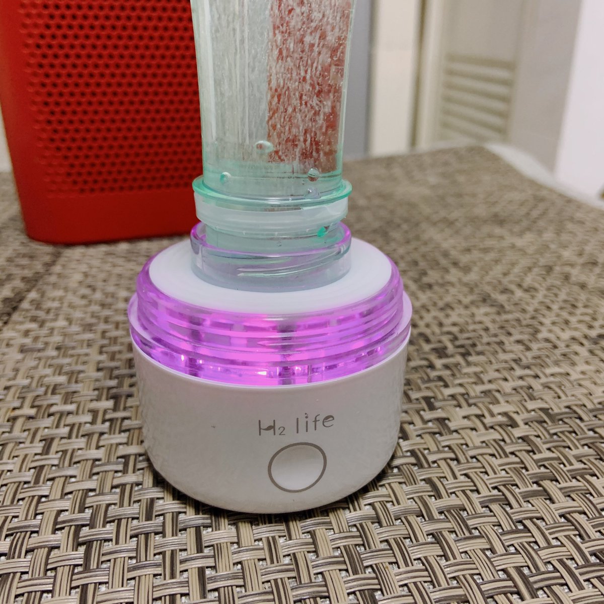 H2life1's tweet image. Super cool portable hydrogen water generator from H2 Life! #Hydrogenwater #Hydrogenwatergenerator #Hydrogenwatermaker #Hydrogenhealth #Hydrogenmaker #Christamasgift #ASTRONAUT