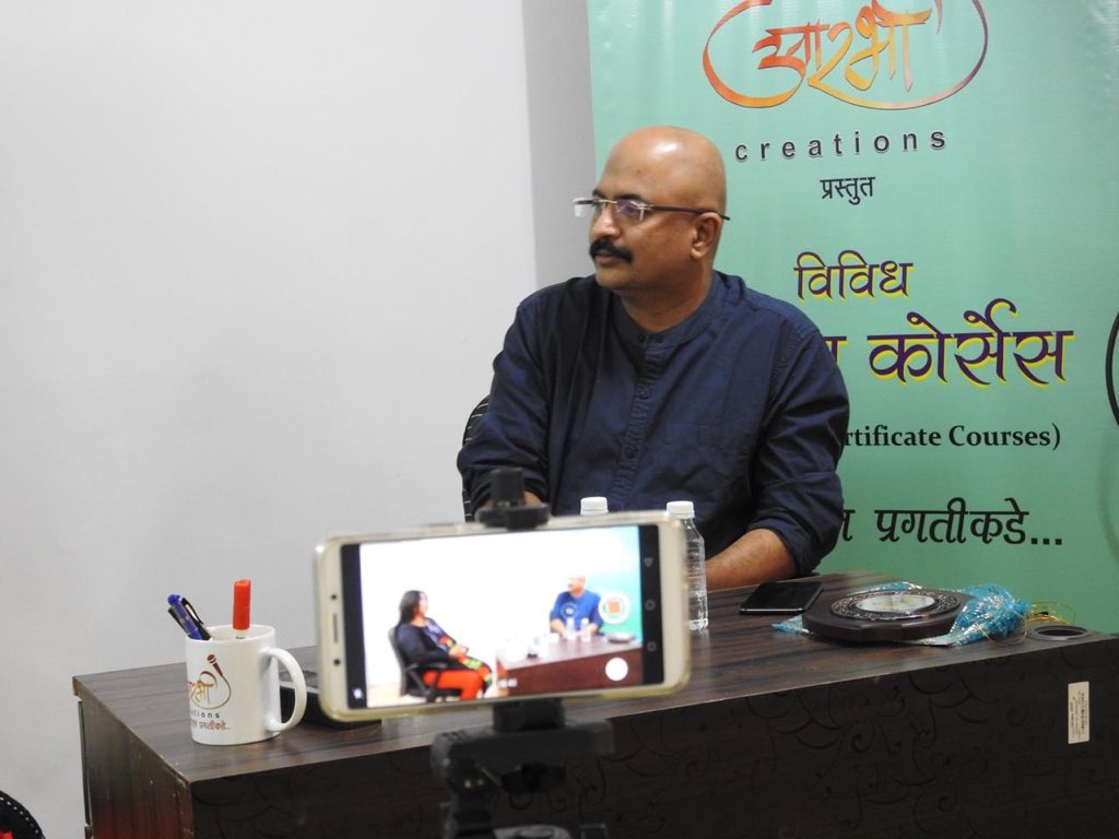 ArabhiCreations's tweet photo. निवेदनाच्या संहितेबद्दल मार्गदर्शन करण्यासाठी आले होते खास मार्गदर्शक, लेखक अंबर हडप!
#arabhicreations #anchoringworkshop
@MirchiJeeturaaj https://t.co/FvVlEttFJ2