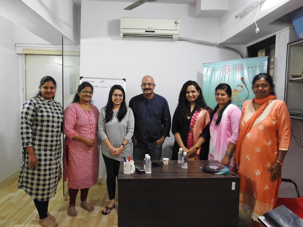 ArabhiCreations's tweet photo. निवेदनाच्या संहितेबद्दल मार्गदर्शन करण्यासाठी आले होते खास मार्गदर्शक, लेखक अंबर हडप!
#arabhicreations #anchoringworkshop
@MirchiJeeturaaj https://t.co/FvVlEttFJ2