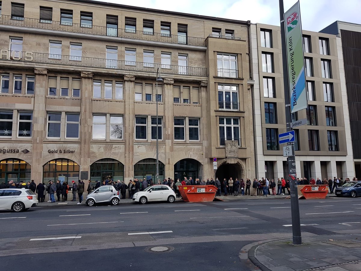 marcfriedrich's tweet photo. Warteschlange @degussa_gold in Köln. Vertrauen in den #Euro und unsere #Politik muss enorm sein. #bargeldobergrenze #eu #negativauslese #eliteproblem @Markus_Krall https://t.co/7hSKHdMHNG