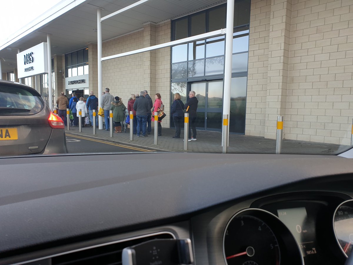 One in one out at <a href="/marksandspencer/">M&S</a> #guisborough crazy scenes #ChristmasEveEve #christmasgonemad