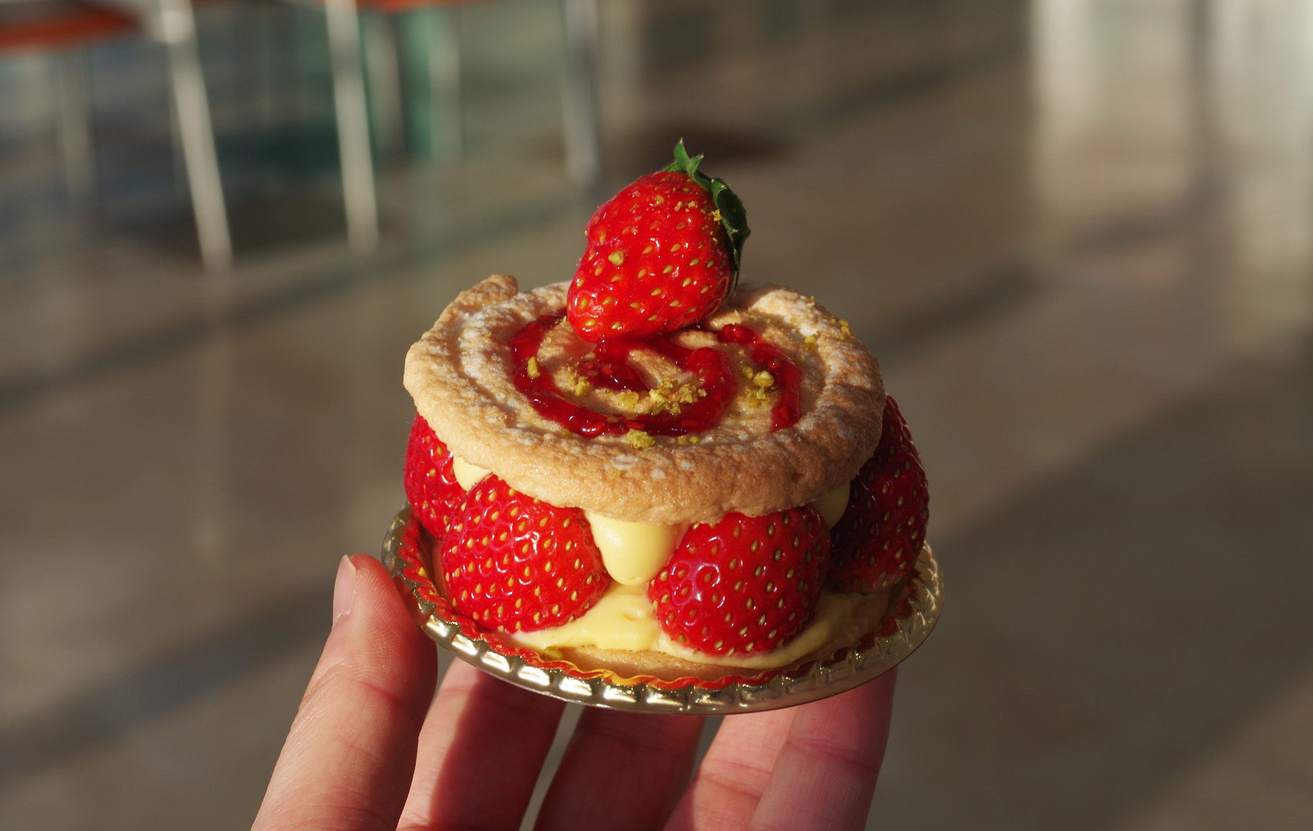 Qp Traiteur Patisserie Leirion 西調布 食事後 住宅地を散歩をしていたら看板もないお店かどうかも分からない建物があって 近づいたらケーキが並んでいるからケーキ 屋さんだと分かった もう今日は自分にとってクリスマスということにして ケーキを