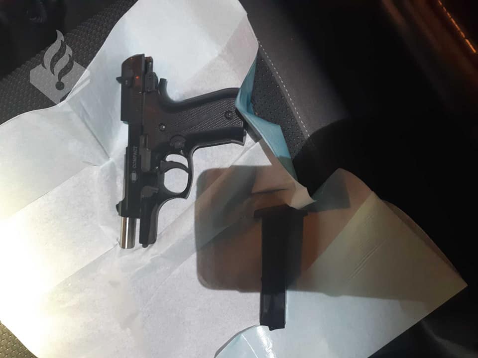 Aanhoudingen en boetes bij controles in Enschede en Hengelo .