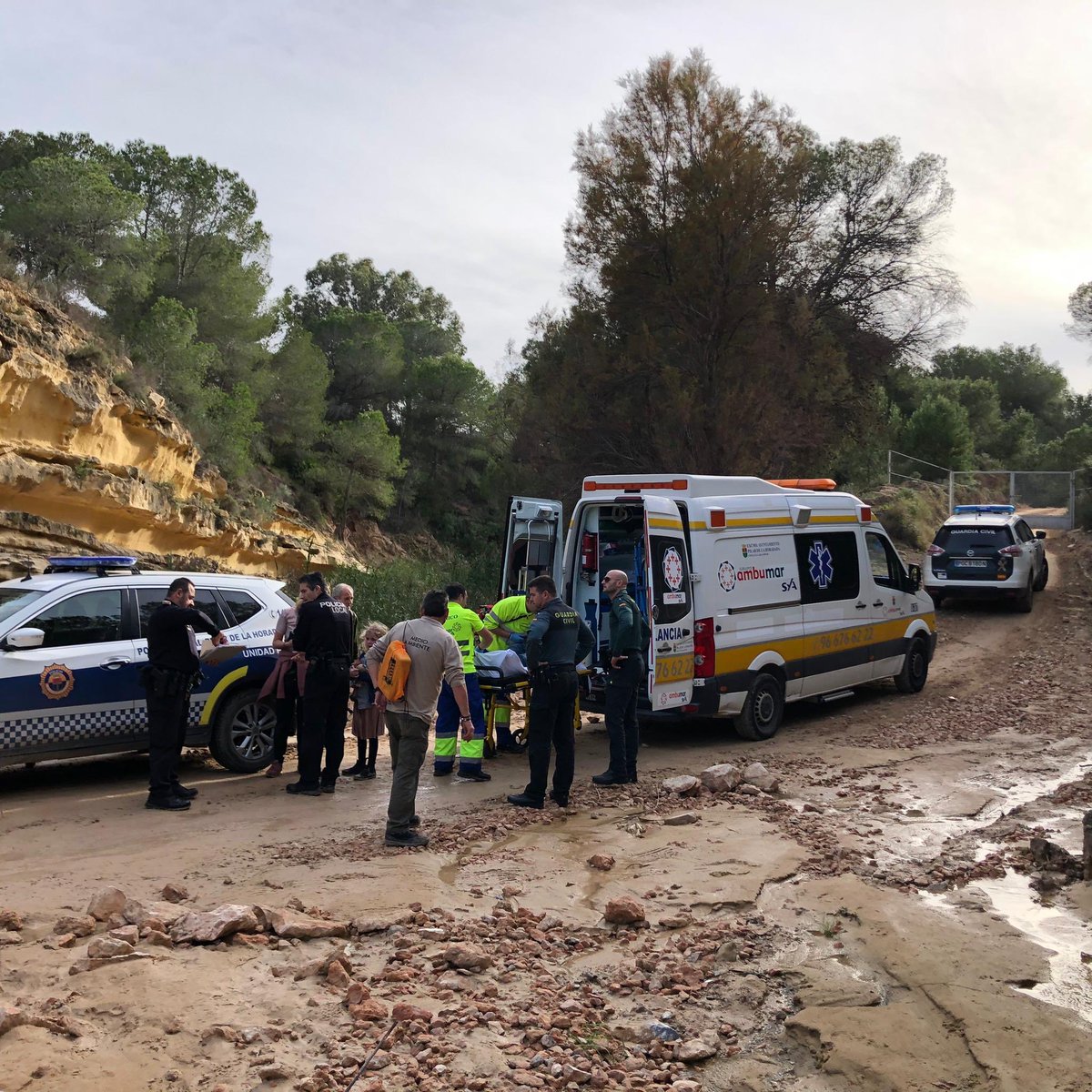 AmbumarSyA's tweet photo. Asistencia sanitaria y evacuacion de usuario en zona montañosa #RioSeco intervienen @policiapilar @protcivilph SVA @AmbumarSyA y @guardiacivil 
Si haces senderismo siempre toma precauciones, lleva equipamiento adecuado e informa de tu ruta https://t.co/sl3eT2QCl4