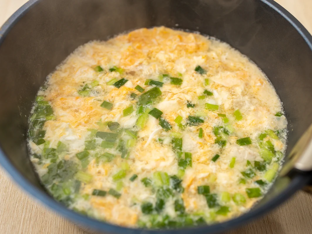 チューブの調味料で簡単味付け！体が温まる鶏団子スープのレシピ！