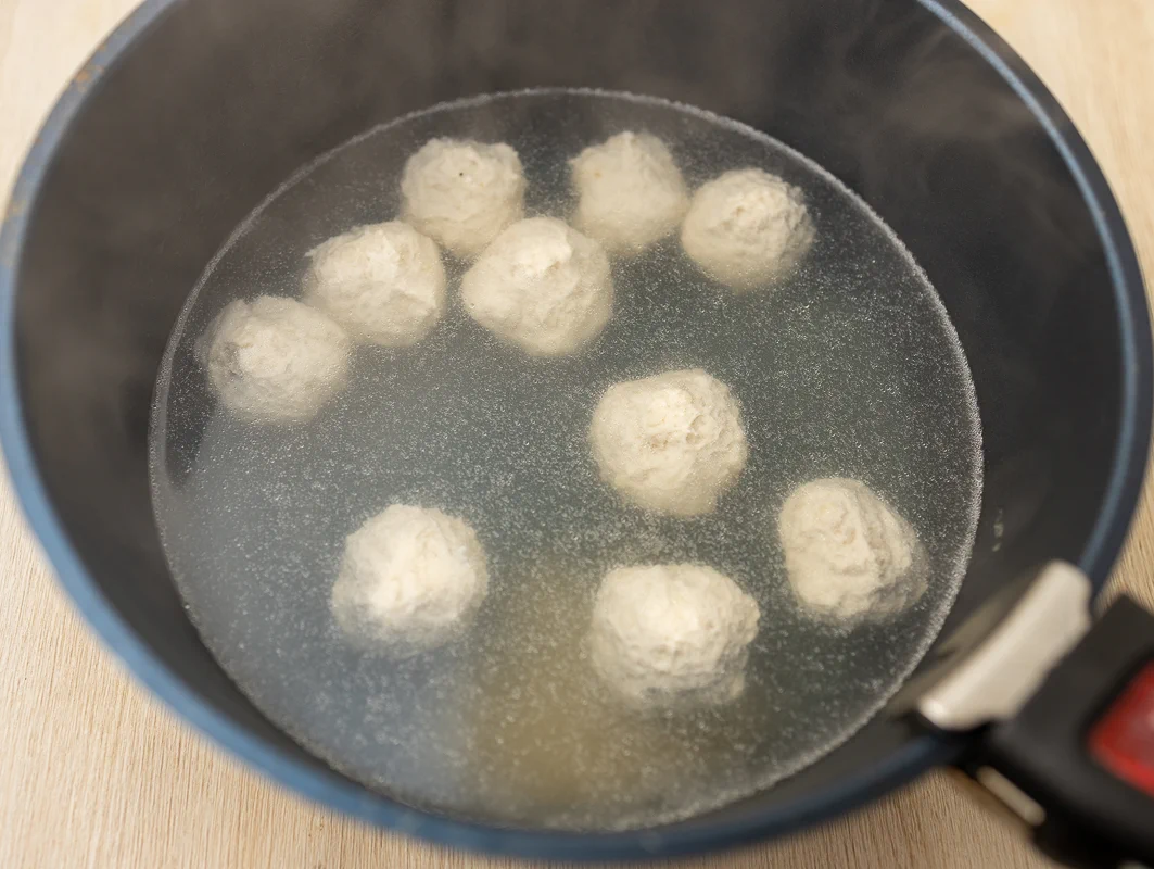 チューブの調味料で簡単味付け！体が温まる鶏団子スープのレシピ！