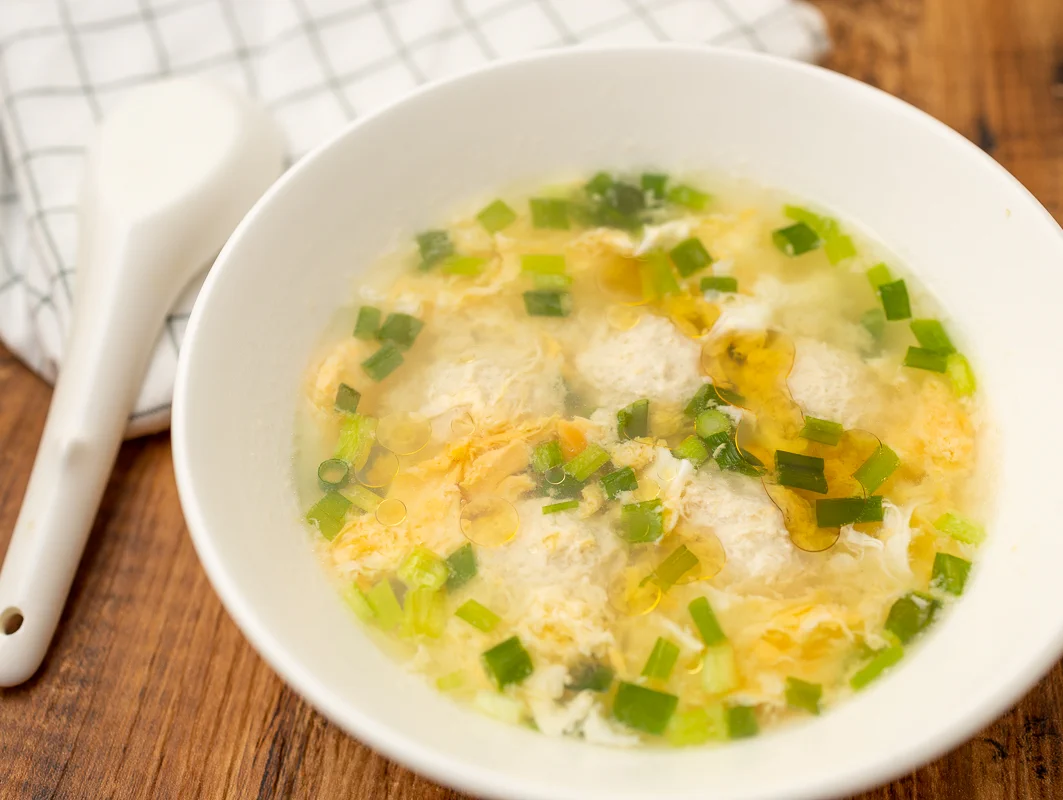 チューブの調味料で簡単味付け！体が温まる鶏団子スープのレシピ！
