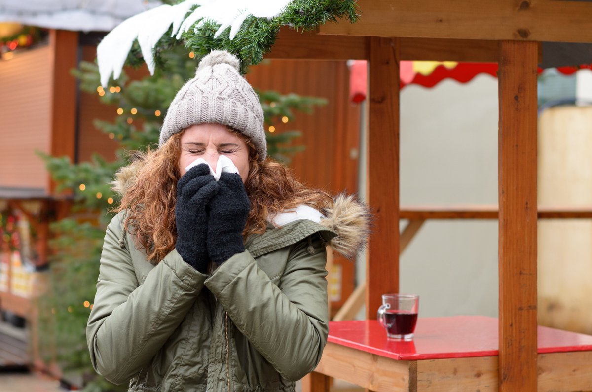 LUMC_Leiden's tweet photo. Kans op hooikoortsklachten tijdens kerst als gevolg van zacht en droog winterweer. De eerste hazelaars en elzen staat nu al in bloei waardoor mensen risico lopen op klachten. https://t.co/8iwZ0rRMLf #groenekerst #wittekerst #hooikoorts #winterweer #pollen https://t.co/l5eWclcBl4