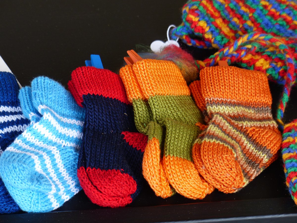 crvenikriz_hr's tweet photo. Hladno je, a mnogi si ne mogu priuštiti toplu zimsku odjeću! Razmislite kome biste ove blagdane mogli učiniti toplijima 💝🧤🧶
#CiniDobro #DobraDjela #KalendarDobrihDjela #HCK
Skini stickere i inspiriaj se: https://t.co/1xnJ5o1IDv https://t.co/fYNzSY8vyT