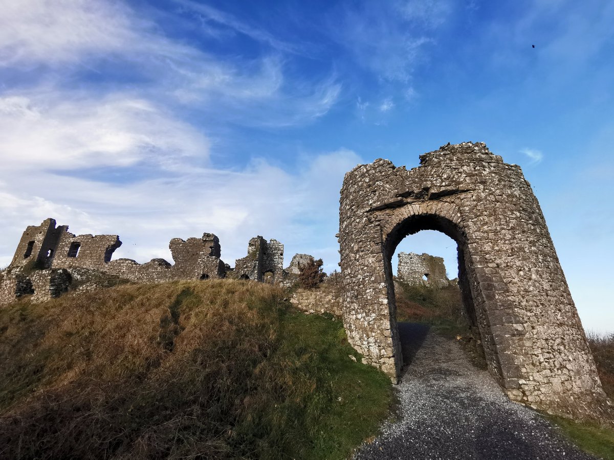 laoisheritage's tweet photo. Beautiful skies over the Rock of Dunamase this morning #laoisheritage https://t.co/eZq47hESJu