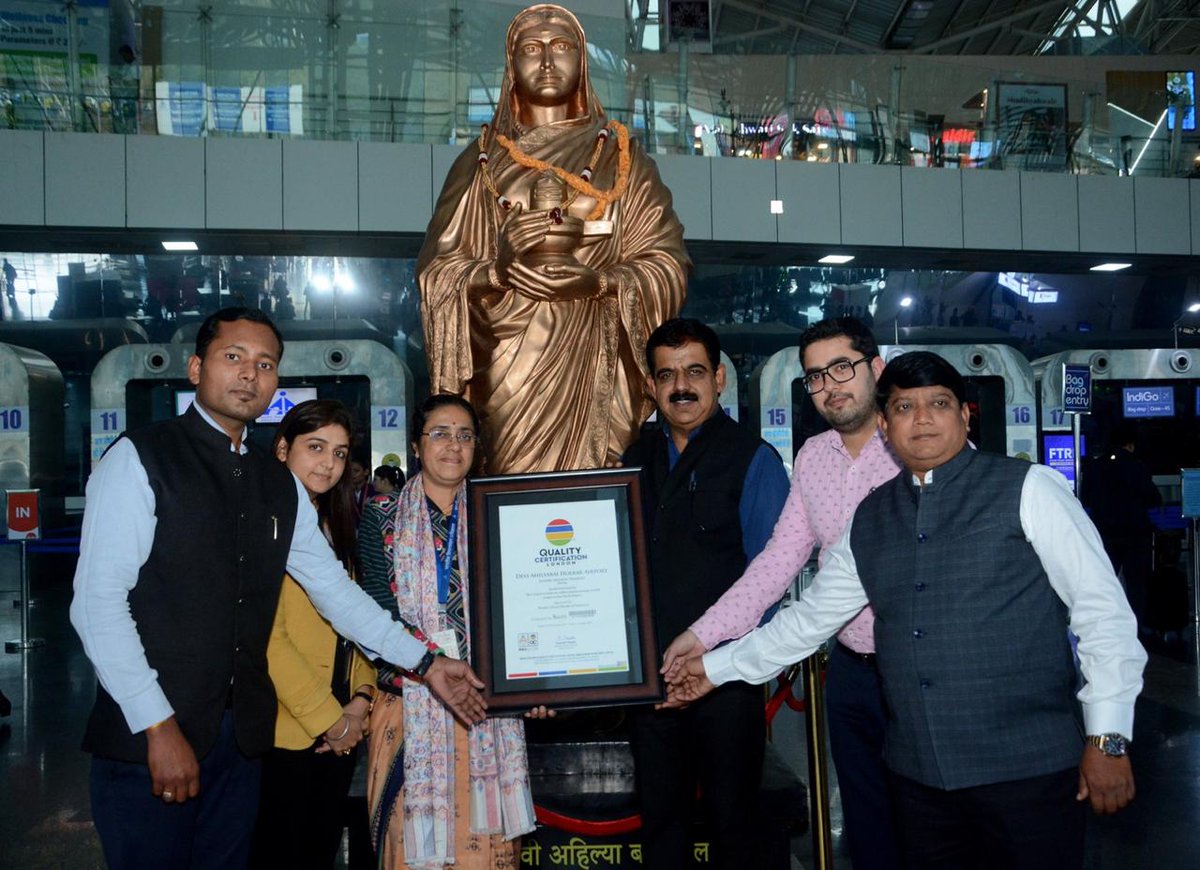 QualiCerti2020's tweet photo. Devi Ahilya Bai Holkar Airport Indore now #IQC certified. @aaiidrairport  Smt. Aryama Sanyal, APD  accepted the International Quality Certification from @iShankarLalwani  Shankar Lalwani, MP from Indore .
#InternationalQualityCertification
#QualityCertification https://t.co/0cNrA9sReA