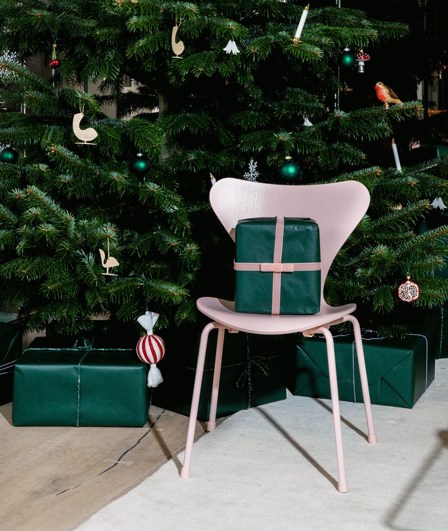 residebyw2w's tweet photo. Who has a Series 7 from our partner Fritz Hansen on their Christmas list? 🎄View the full collection ➡️ https://t.co/tsKsaX0RrC

#FritzHansen https://t.co/soeIEO8DJ0