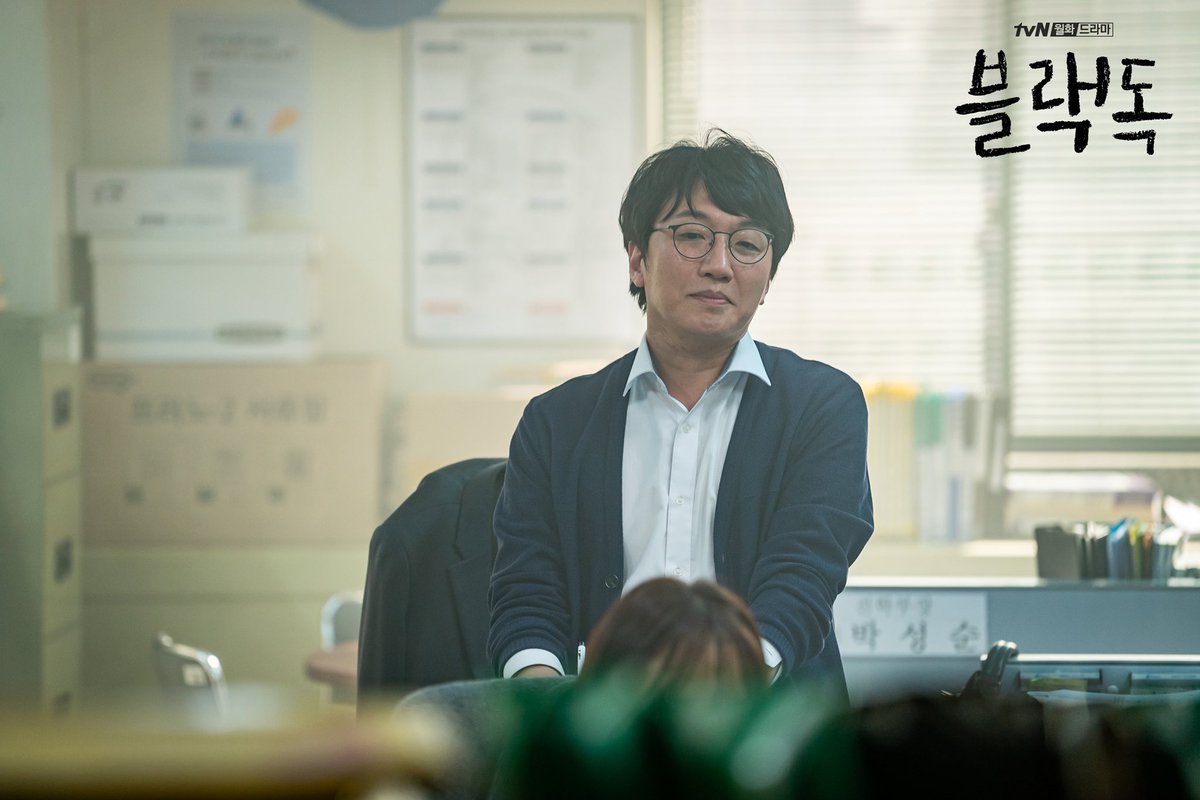 Опубликованы новые стиллы дорамы «Чёрный пёс»