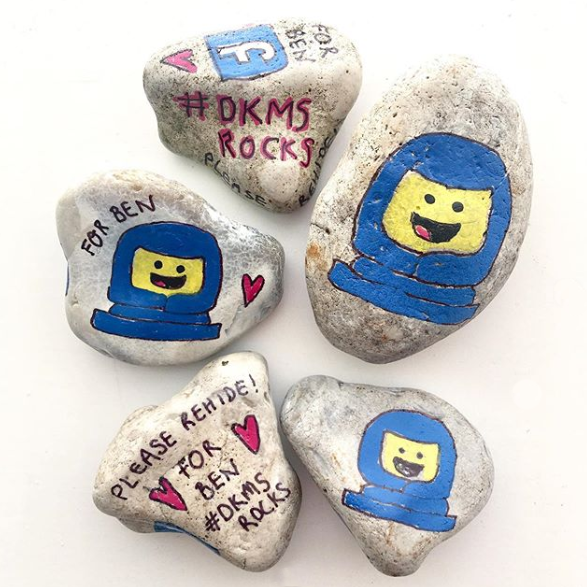 DKMS_uk's tweet photo. Since Ben passed away earlier this year, his loved ones have been leaving #DKMSRocks all over the country.

Now Ben’s memories have made it to Copenhagen. His aunt shared these photos of some rocks among the Christmas lights 🌟

See Ben's family's journey: https://t.co/m9ZVqVyZF2 https://t.co/pbFvIrrVpw