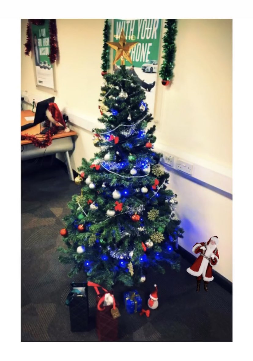 kjr124's tweet photo. Rewarded for all of our hard work from one of our regular customers. Two bottles of 🍾 🥂 sat under the tree. Also note the professionally edited photo from @JbKinnear 🎅🏼 #hardworkpaysoff #u52hottohandle https://t.co/J0k3IBWxwf