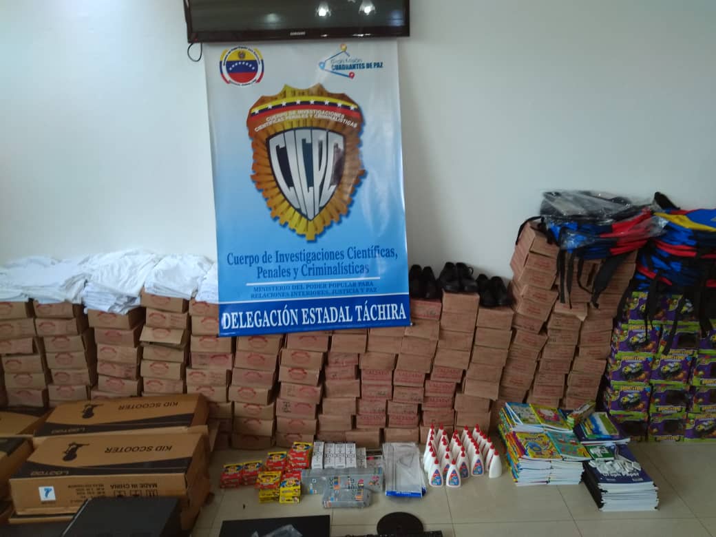 FreddyBernal's tweet photo. En el lugar se encontraron  monopatines, cajas de zapatos, bolsos Venezuela, carros de juguetes, cuadernos, monitor VIT, sellos de la Misión Ribas. Manifestando el detenido que la mercancía pertenece a su hermana, ciudadana antes mencionada. 3/4 https://t.co/Ju9pp3enI5