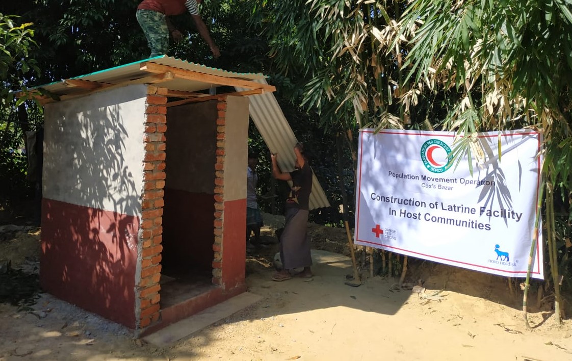 Taslim_Reza_'s tweet image. #LatrineFacilities: Community latrine blocks construction in camp 19 and individual latrines are being handed over to the #HostCommunity. #HandWashing session with latrine users is being conducted. #PMO, Cox's Bazar. @roteskreuz_de &amp;amp; @BDRCS1.