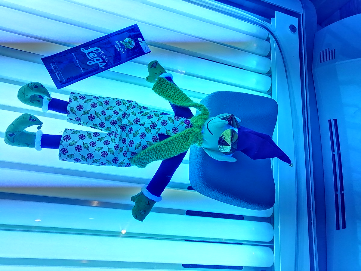 SteelAndCo_UK's tweet photo. Our Elf was feeling the cold this morning, so has popped over the road, for a tan @ Tan Republic! #12DaysOfChristmas #elfontheshelf #lowestoft #highstreet #stpetersstreet #suffolk #ItsChristmas #naughtyelf #brrrrritscoldoutside #December2019 https://t.co/zwVFF8i5sf