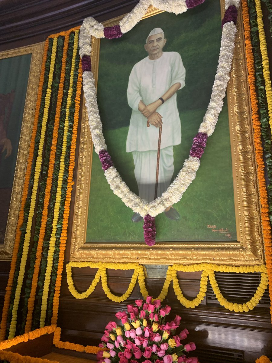 jayantrld's tweet photo. चौधरी साहब की किताब शिष्टाचार नए कवर के साथ। #किसान_दिवस https://t.co/VK52uvnZBZ