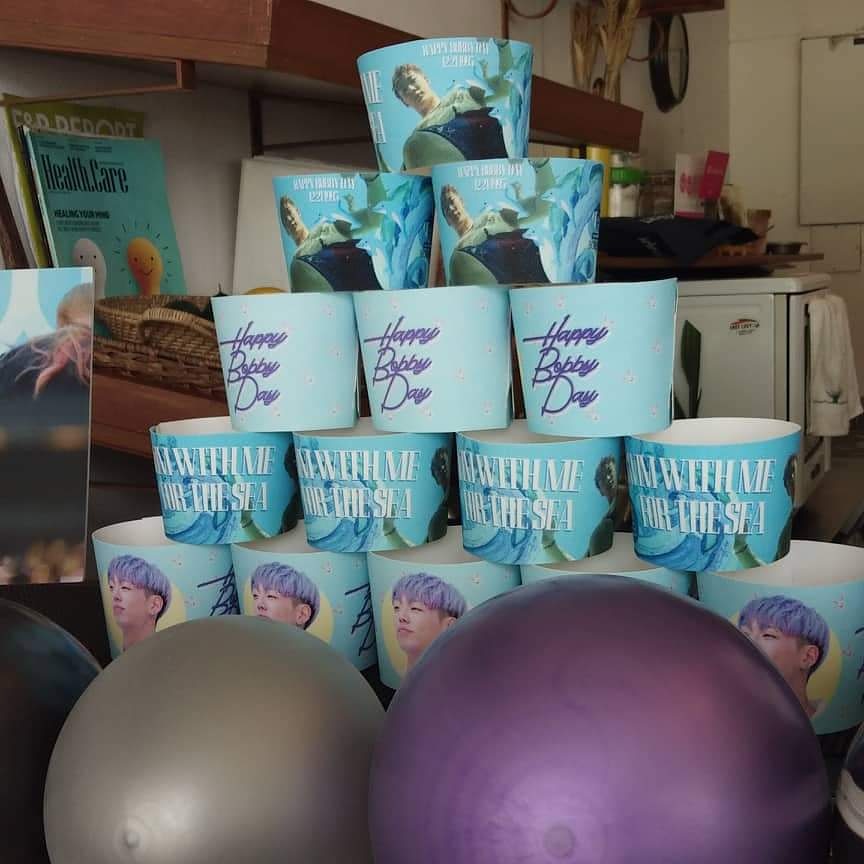 kimjiwonph's tweet photo. 💜  Post-birthday 💜

Holup everyone. These cupsleeves are still available at Chef Lucy's Cafe located in Marikina. Just buy a drink for 150php &amp; you'll automatically get these babies + freebies!! 🌊

big luv to u!!

#SwimForTheSea #BeautifulBOBBYDay #BOBBY #iKON #아이콘 #바비 https://t.co/3k5otyf4m5