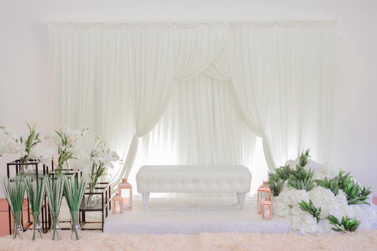 Danial_MF's tweet photo. Aku rasa bukan aku sorang je yang suka pelamin jenis simple macam ni 😋😋
#simple #justnice https://t.co/sX2Yk6ZOAD