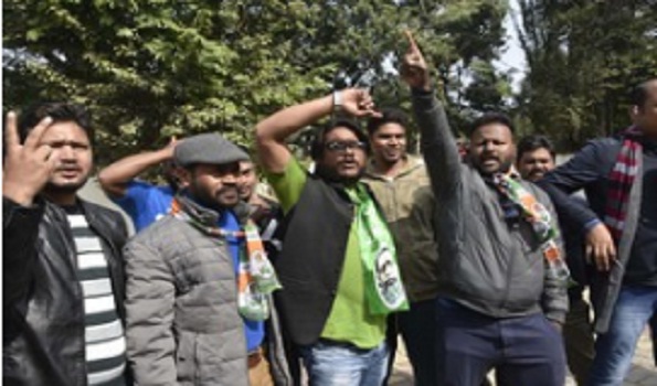 uniindianews's tweet image. Mahagathbandhan crosses majority mark with lead on 42 seat, BJP ahead on 28 seats
#ElectionCounting
#Mahagathbandhan
#BJP
#Jharkhand

uniindia.com/mahagathbandha…
